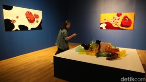 Menurut Patricia, sebenarnya pameran ini bisa terselenggara atas koneksi dari Direktur Museum MACAN periode sebelumnya, Aaron Seeto. Dia juga ngomong, jika Indonesia selalu menjadi salah satu negara impiannya buat didatangi. Sejak kecil, perempuan kelahiran Sierra Loone ini juga sudah familiar sama budaya Indonesia.
