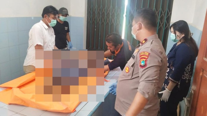 SB (40) ditahan karena membunuh istrinya, SR (27). Kini SB ditemukan tewas di kamar mandi tahanan dan diduga gantung diri.