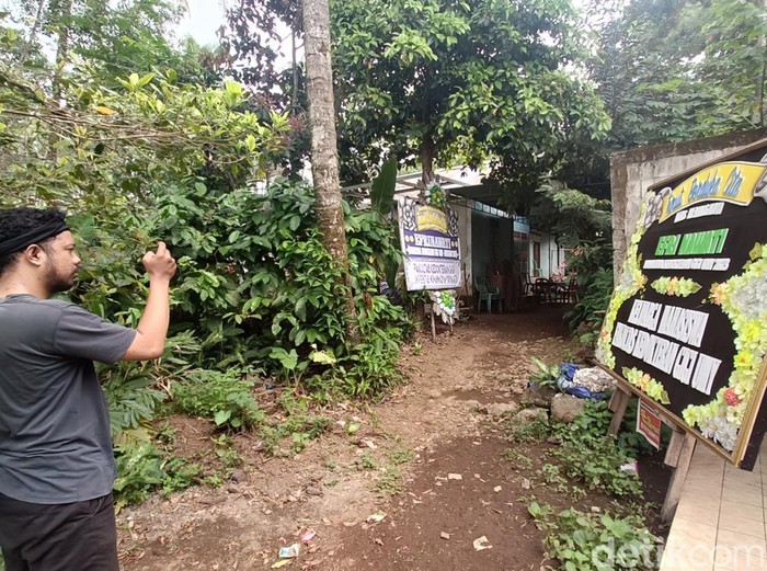 Suasana halaman rumah EF (20) yang makamnya dibongkar di Desa Binangun, Kecamatan Mrebet, Kabupaten Purbalingga, Selasa (21/5/2024).