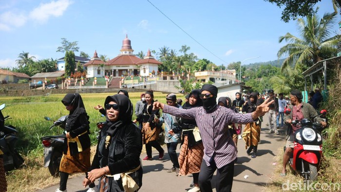 Suasana kemeriahan sedekah bumi di Desa Jrahi atau dikenal Desa Pancasila, Kecamatan Gunungwungkal, Pati, Selasa (21/5/2024).