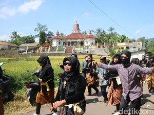 Meriahnya Sedekah Bumi Simbol Kerukunan Desa Pancasila Jrahi Pati