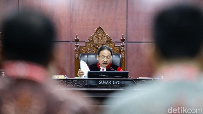 Suasana Sidang MK Putuskan 207 Perkara Dismissal Sengketa Pileg Sembilan hakim Mahkamah Konstitusi (MK) hadir dalam sidang Putusan Dismissal sengketa Pileg hari ini, Selasa (21/5/2024). Sebanyak 207 perkara akan dibacakan putusan dismissal-nya.
