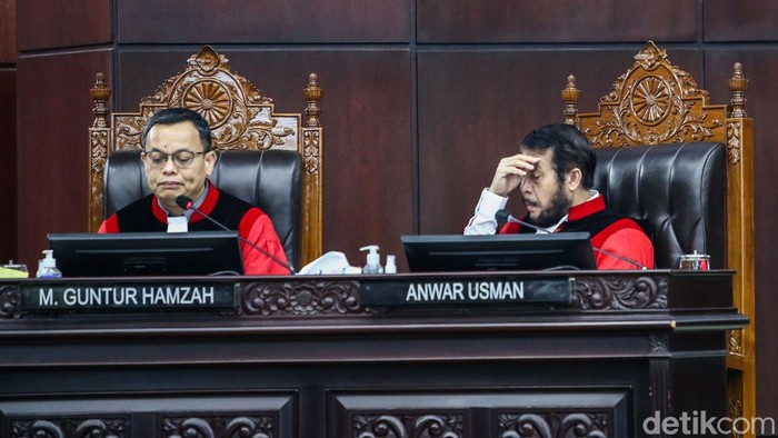 Suasana Sidang MK Putuskan 207 Perkara Dismissal Sengketa Pileg Sembilan hakim Mahkamah Konstitusi (MK) hadir dalam sidang Putusan Dismissal sengketa Pileg hari ini, Selasa (21/5/2024). Sebanyak 207 perkara akan dibacakan putusan dismissal-nya.