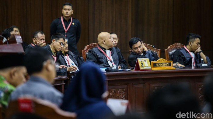 Suasana Sidang MK Putuskan 207 Perkara Dismissal Sengketa Pileg Sembilan hakim Mahkamah Konstitusi (MK) hadir dalam sidang Putusan Dismissal sengketa Pileg hari ini, Selasa (21/5/2024). Sebanyak 207 perkara akan dibacakan putusan dismissal-nya.