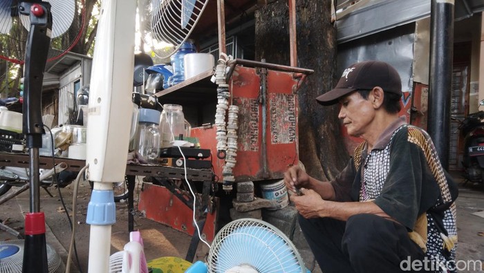 Sukendra di lapak barang bekas miliknya