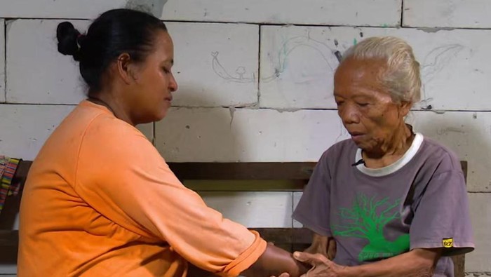 Perjuangan Mbah Sukirah: Merawat Anak Gangguan Jiwa Sambil Menjalani Kehidupan Pekerja Serabutan