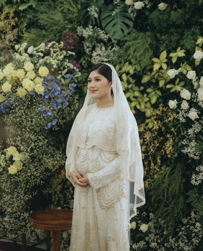 Seperti ini gaya elegan Erina dalam balutan terusan putih berkurudung di acara tasyukuran tujuh bulan. (Foto: Instagram @erinagudono @kaesangp)