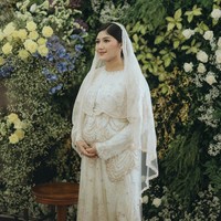 Seperti ini gaya elegan Erina dalam balutan terusan putih berkurudung di acara tasyukuran tujuh bulan. (Foto: Instagram @erinagudono @kaesangp)