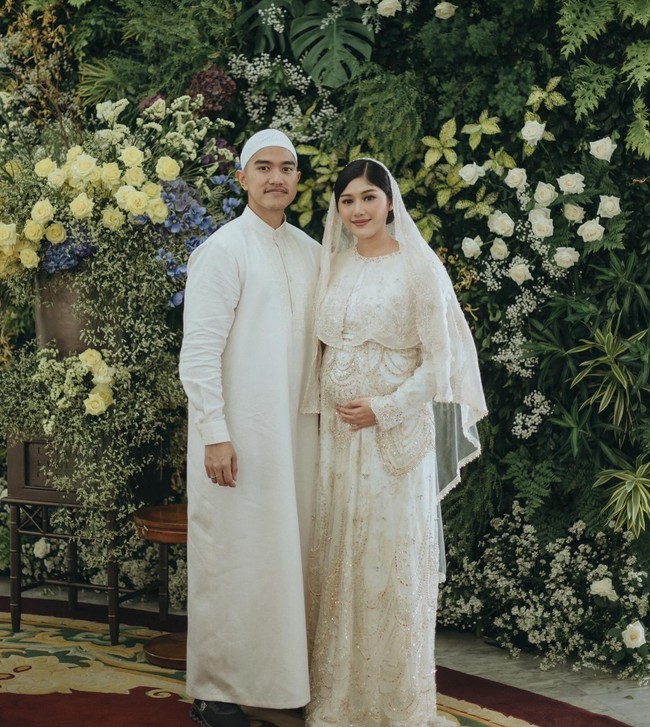 Setelah umumkan sang istri hamil anak pertama pada Mei lalu, Kaesang Pangarep menggelar acara tasyukuran. Di acara yang menandai penantian mereka sebagai orangtua itu, Kaesang yang saat ini berusia 29 tahun itu terlihat lebih dewasa dengan menggunakan gamis. (Foto: Instagram/@erinagudono)