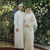 Setelah umumkan sang istri hamil anak pertama pada Mei lalu, Kaesang Pangarep menggelar acara tasyukuran. Di acara yang menandai penantian mereka sebagai orangtua itu, Kaesang yang saat ini berusia 29 tahun itu terlihat lebih dewasa dengan menggunakan gamis. (Foto: Instagram/@erinagudono)