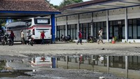 Kondisi ini akan menganggu penumpang serta angkutan umum yang menggunakan fasilitas terminal tersebut.