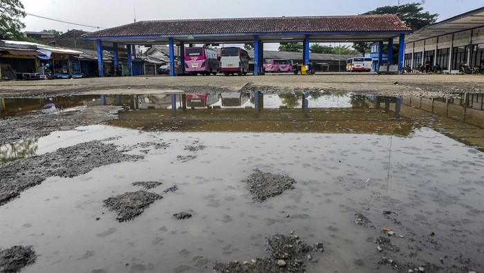Kondisi jalan yang rusak di Terminal Tipe A Mandala Rangkasbitung, Lebak, Banten, Selasa (21/5/2024). Infrastruktur jalan di area terminal tipe A tersebut kondisinya rusak dan tak kunjung diperbaiki sehingga menganggu penumpang serta angkutan umum yang menggunakan fasilitas terminal tersebut. ANTARA FOTO/Muhammad Bagus Khoirunas/foc.