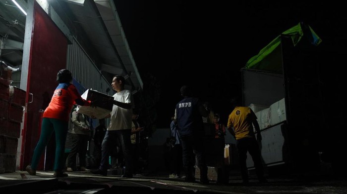 Tim BPBD Halmahera Barat bersama PMI dan BNPB membongkar muatan logistik dan peralatan untuk warga terdampak erupsi Gunungapi Ibu di Jailolo, Halmahera Barat, Maluku Utara.