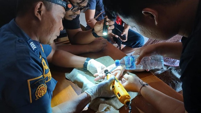 Tim Damkar Klaten melepaskan cincin di jari seorang nenek.