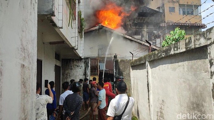 Kebakaran terjadi di sebuah toko sepeda, belakang Pasar Impress Lubuklinggau. Tidak ada korban jiwa dalam kebakaran tersebut.