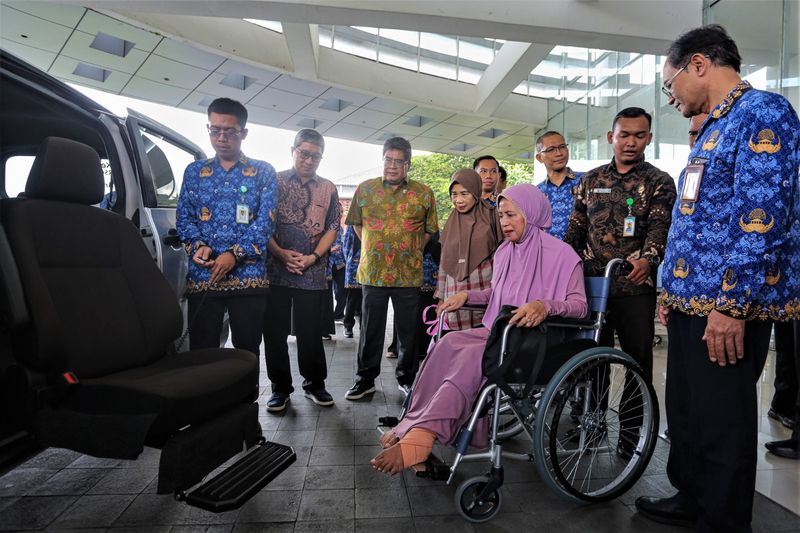 Sebagai bentuk tanggung jawab sosial, Toyota Indonesia kembali menggelar program Corporate Social Responsibility (CSR) dengan menyerahkan bantuan satu unit mobil Sienta Welcab kepada Rumah Sakit Ortopedia (RSO) Soeharso Surakarta, Jawa Tengah