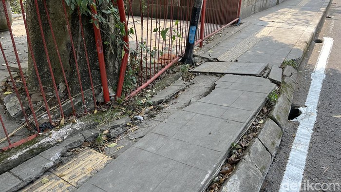 Trotoar pecah-pecah di Jalan Siliwangi, Bandung.