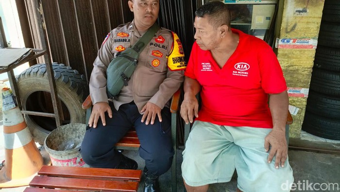 Bhabinkamtibmas Polsek Jetis bersama pemangku wilayah memberi pembinaan pada penambal ban nakal, Senin (20/5/2024).