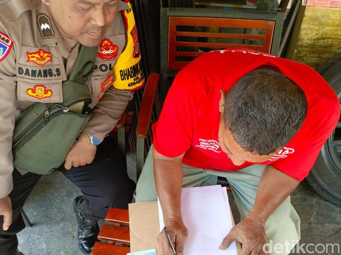 Bhabinkamtibmas Polsek Jetis bersama pemangku wilayah memberi pembinaan pada penambal ban nakal, Senin (20/5/2024).