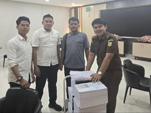 Penampakan Tumpukan Berkas Perkara Siskaeee dkk di Kasus Film Porno