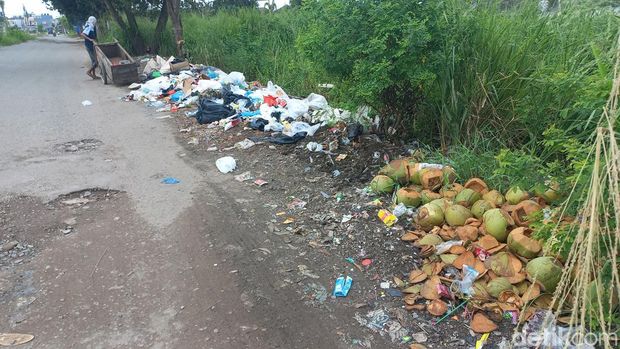 Sampah yang berada di pinggir jalan Danau Opi Jakabaring