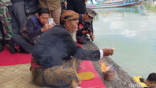 Upacara Adat Labung Sembonyo yang digelar nelayan di Trenggalek