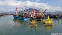 Puluhan kapal nelayan yang beroperasi di PPN Prigi turut mengantarkan pelepasan tumpeng tersebut.