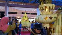 Rangkaian kegiatan Larung Sembonyo diawali dengan kirab tumpeng agung dan aneka hasil bumi dari kantor kecamatan menuju PPN Prigi, di Desa Tasikmadu, Kecamatan Watulimo