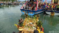 Puncaknya, saat tengah hari, tumpeng agung dan aneka sesaji lainnya dilarung ke tengah laut