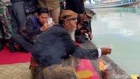 Sampai di pelabuhan, prosesi dilanjutkan dengan doa bersama yang dipimpin oleh tokoh adat, serta dilanjutkan dengan kegiatan seremonial.