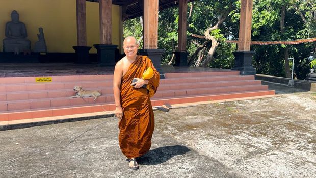 Kepala Vihara Ratanavana Arama, Bhikkhu Piyadhiro Thera saat berbincang dengan detikJateng, Selasa (21/5) siang di Kompleks Vihara setempat.