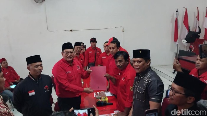 Wabup Malang Didik Gatot Subroto mengembalikan formulir bacawali ke PDIP Kota Batu.