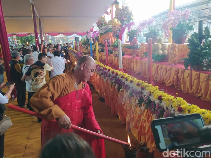 Api dharma untuk prosesi Waisak yang diambil dari Mrapen Grobogan sudah sampai Candi Mendut Kabupaten Magelang, Selasa (21/5/2024).