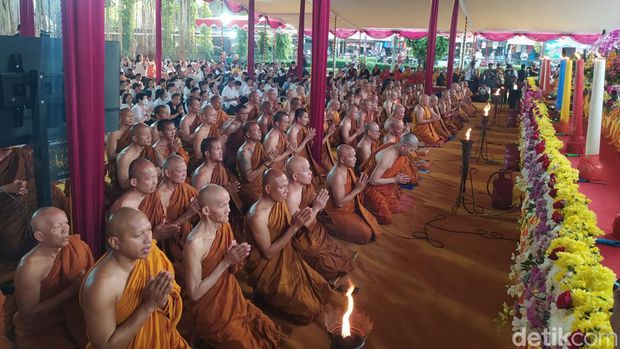 Api dharma untuk prosesi Waisak yang diambil dari Mrapen Grobogan sudah sampai Candi Mendut Kabupaten Magelang, Selasa (21/5/2024).