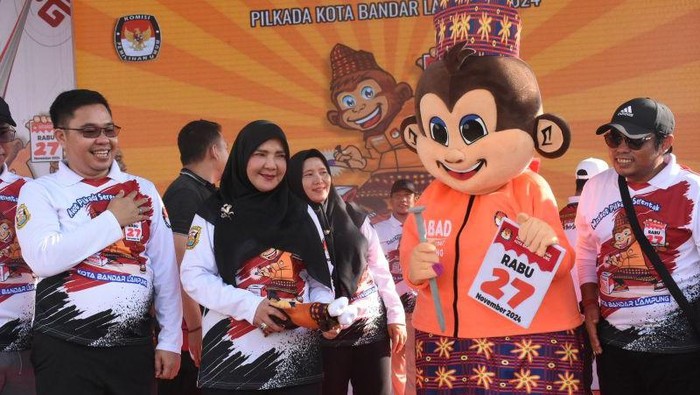 Wali Kota Bandarlampung Eva Dwiana (tengah) bersama Ketua KPU Lampung Erwan Bustami (kiri) dan Ketua KPU Bandarlampung Dedy Triyadi (kanan) saat kegiatan peluncuran tahapan pilkada serentak 2024 dan maskot, di Bandarlampung, Minggu (19/5/2024) . (ANTARA/Dian Hadiyatna.)