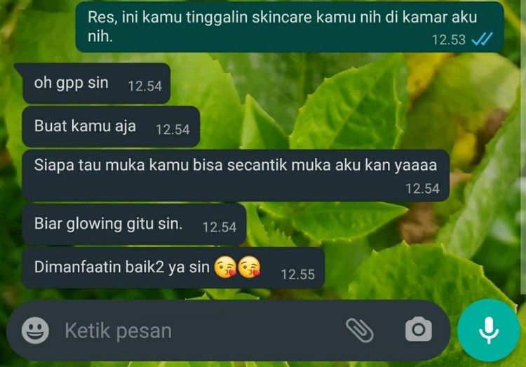 Kadang suka kocak sendiri melihat tingkah orang sombong. Berikut ini misalnya. Kok bisa ya ada orang sepede itu?