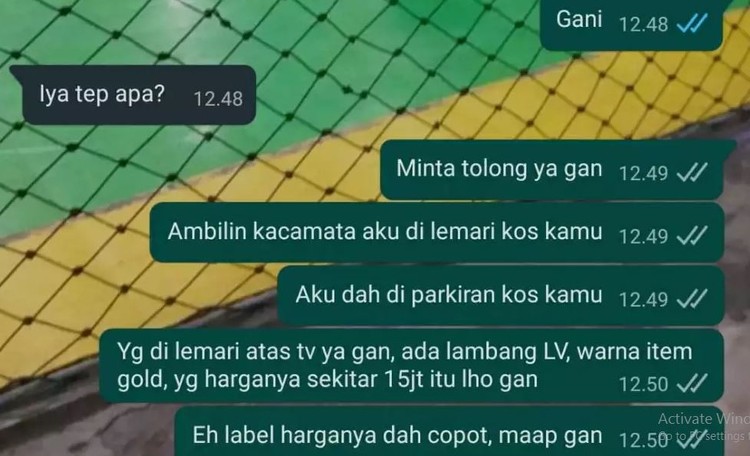 Kadang suka kocak sendiri melihat tingkah orang sombong. Berikut ini misalnya. Kok bisa ya ada orang sepede itu?