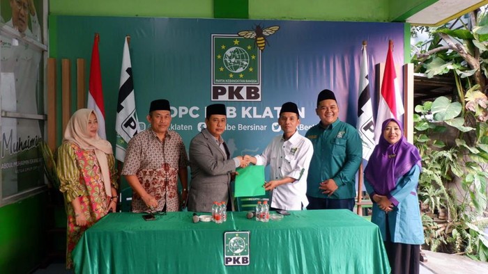 Dewan Pengurus Cabang Partai Kebangkitan Bangsa (DPC PKB) Kabupaten Klaten telah membuka pendaftaran bakal calon bupati dan wakil bupati untuk diusung pada Pilkada 2024. Ketua Desk Pilkada DPC PKB Klaten, Muqtadiir Al-Fadlil atau Gus Fadlil, mengatakan sudah ada tiga bakal calon bupati dan wakil bupati yang mendaftar.
