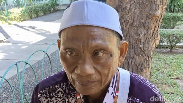 Abdul Hari, buruh cangkul asal Rembang, Pasuruan yang kini naik haji.