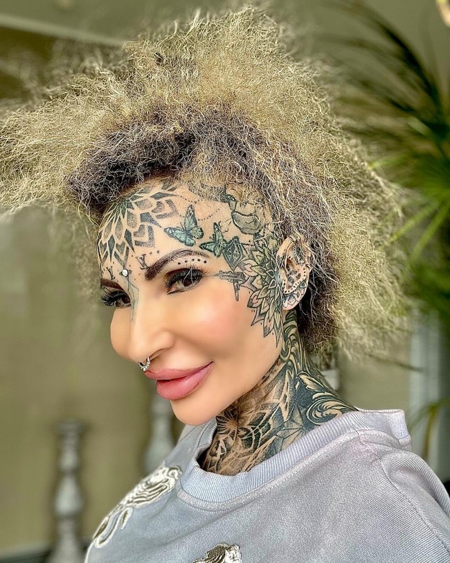 Drama Adrianna datang ke toko LV pun belum selesai. Setelah berhasil masuk, ia kesal karena kue yang diinginkan tidak tersedia.  Foto: Instagram Adrianna Eisenbach