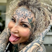 Adrianna Eisenbach adalah wanita yang punya banyak tato yang menghiasi hampir semua bagian tubuh, termasuk wajahnya. Ia bahkan menghiasi dahinya dengan dua logo Louis Vuitton di atas alisnya.  Foto: Instagram Adrianna Eisenbach