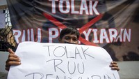 Aksi jurnalis dari perwakilan organisasi Ikatan Jurnalis Televisi Indonesia (IJTI) Indramayu, Aliansi Jurnalis Independen (AJI) Indramayu dan Forum Jurnalis Ruko tersebut menolak rancangan undang-undang (RUU) no 32 Tahun 2002 tentang penyiaran yang dinilai menghalangi tugas jurnalistik dan kebebasan pers. ANTARA FOTO/Dedhez Anggara.  
