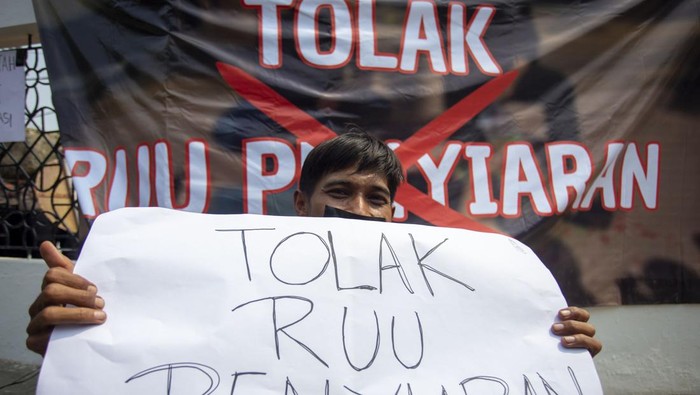 Aksi jurnalis tolak RUU Penyiaran Jurnalis melakukan aksi damai di depan Pendopo Indramayu, Jawa Barat, Rabu (22/5/2024). Aksi jurnalis dari perwakilan organisasi Ikatan Jurnalis Televisi Indonesia (IJTI) Indramayu, Aliansi Jurnalis Independen (AJI) Indramayu dan Forum Jurnalis Ruko tersebut menolak rancangan undang-undang (RUU) no 32 Tahun 2002 tentang penyiaran yang dinilai menghalangi tugas jurnalistik dan kebebasan pers. ANTARA FOTO/Dedhez Anggara/YU