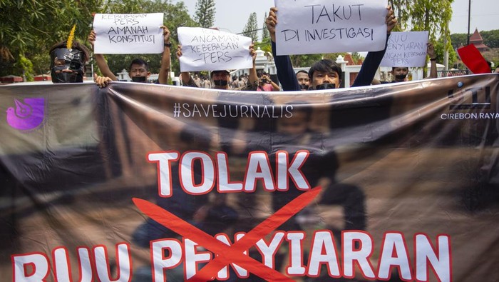 Aksi jurnalis tolak RUU Penyiaran Jurnalis melakukan aksi damai di depan Pendopo Indramayu, Jawa Barat, Rabu (22/5/2024). Aksi jurnalis dari perwakilan organisasi Ikatan Jurnalis Televisi Indonesia (IJTI) Indramayu, Aliansi Jurnalis Independen (AJI) Indramayu dan Forum Jurnalis Ruko tersebut menolak rancangan undang-undang (RUU) no 32 Tahun 2002 tentang penyiaran yang dinilai menghalangi tugas jurnalistik dan kebebasan pers. ANTARA FOTO/Dedhez Anggara/YU