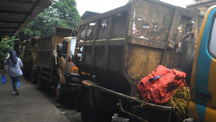 Mogok Kerja Sopir Truk Sebabkan Tumpukan Sampah Menggunung di Bogor