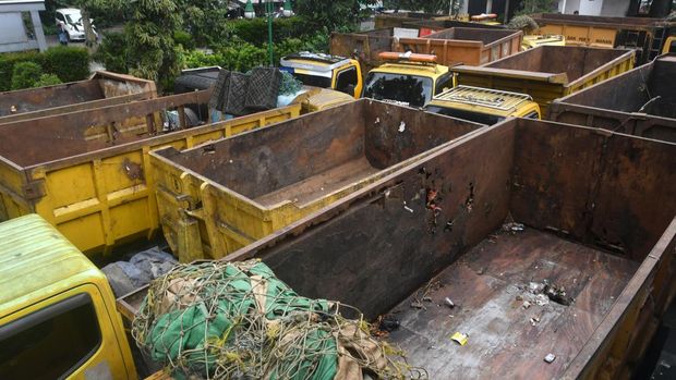 Warga jalan di samping truk sampah yang berhenti beroperasi saat aksi mogok kerja para supir truk sampah di Dinas Lingkungan Hidup (DLH) Kota Bogor, Jawa Barat, Rabu (22/5/2024). Aksi 130 supir truk sampah yang menuntut tambahan uang operasional itu mengakibatkan tidak terangkutnya 400 ton sampah Kota Bogor per hari ke Tempat Pembuangan Akhir Sampah (TPAS) Galuga, Bogor. ANTARA FOTO/Arif Firmansyah/Spt.