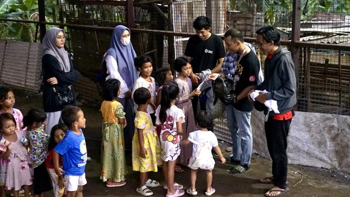 Aksi peduli sesama Komunitas Turun Tangan Surabaya.
