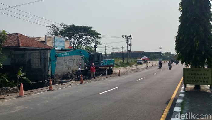 Alat berat di Jalan Jogja-Solo, Desa Kuncen, Kecamatan Ceper, Klaten, Rabu (22/5/2024).