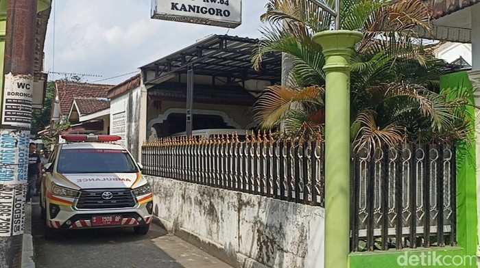 Ambulans yang membawa jenazah kernet bus rombongan study tour SMP PGRI 1 Wonosari, Malang.