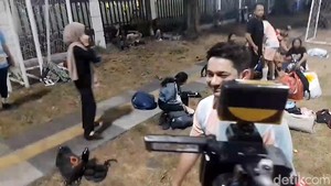 Meski tetap berusaha tersenyum, Andrew Andika memilih untuk tak banyak bicara dan hanya mengatakan, maaf. Foto: Ahsan/detikHOT